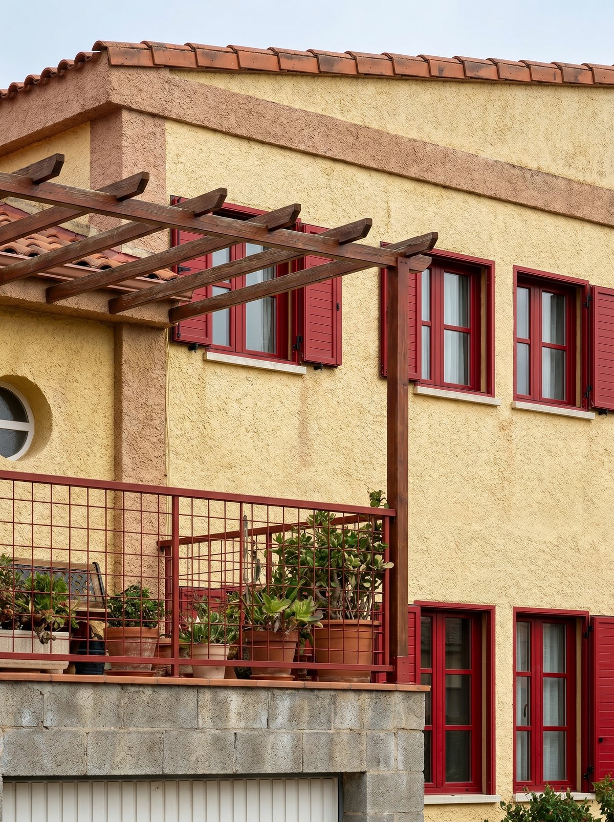 Pérgola de madera y vegetación — Adosados Los Tilos, La Vega, Arroyo de la Encomienda