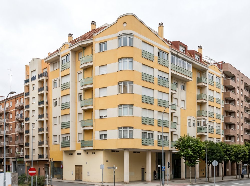Edificio Cardenal Cisneros, vista frontal del bloque residencial en esquina, Zamora
