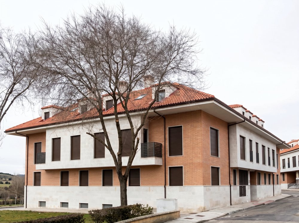 Bloque residencial La Ermita, vista lateral con árbol del parque público, Arroyo de la Encomienda