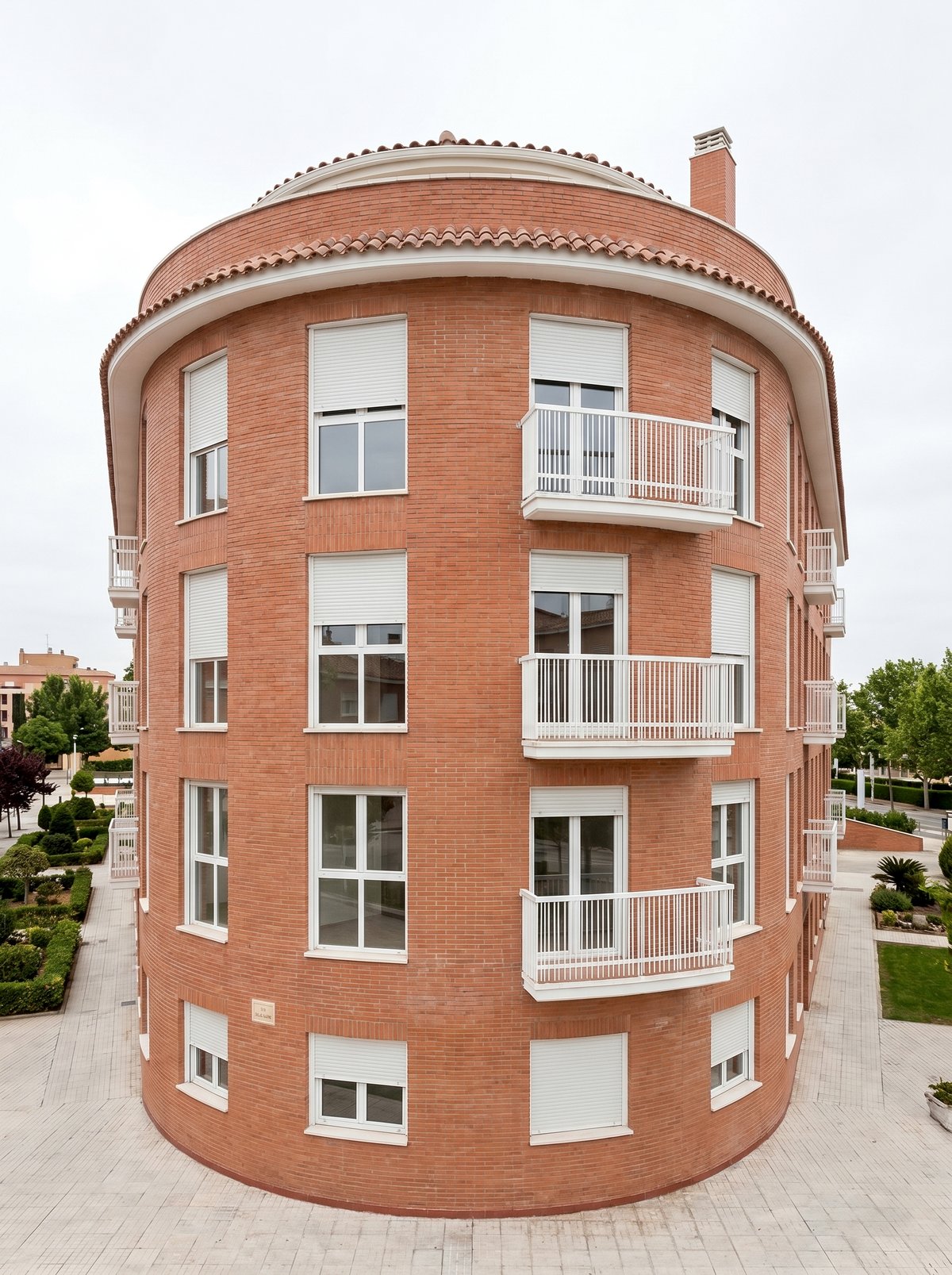 Esquina curva del Edificio Los Ángeles en perspectiva ascendente, Valladolid