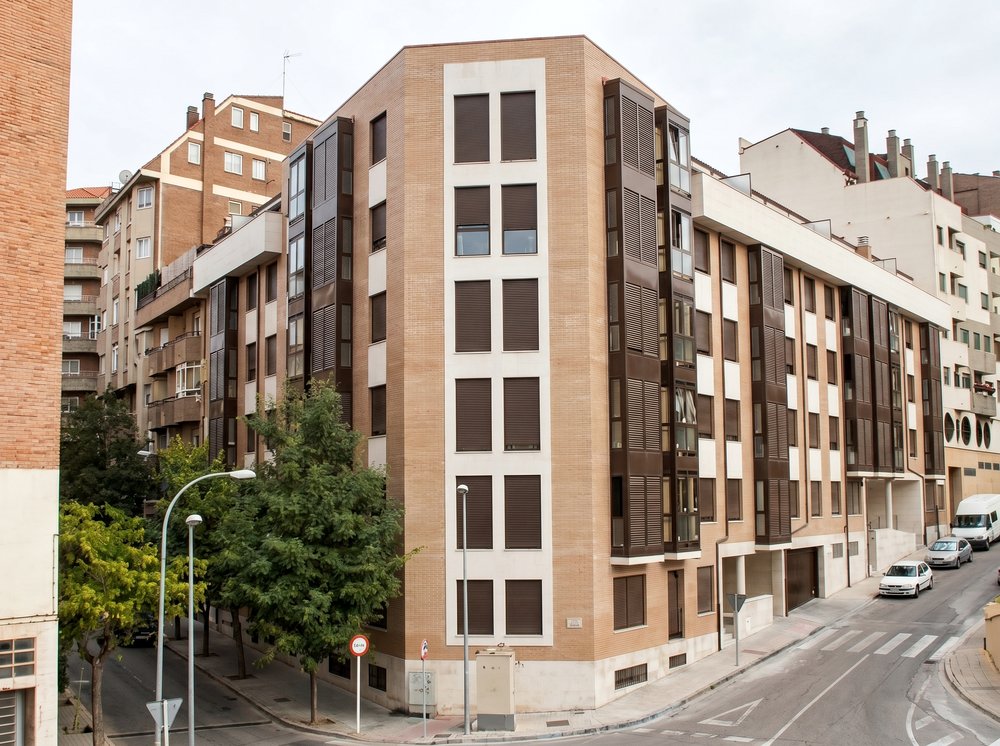 Vista frontal del Bloque San Pablo, edificio residencial proyectado por Artec en Zamora