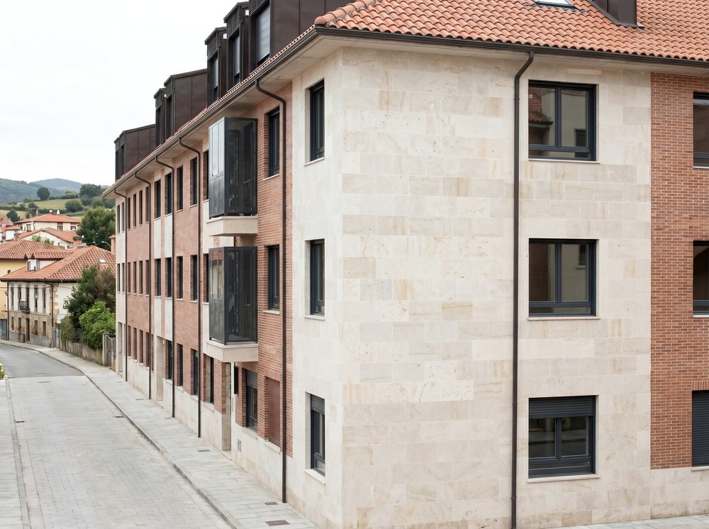 Bloque residencial en Santovenia de Pisuerga, vista en perspectiva desde la calle